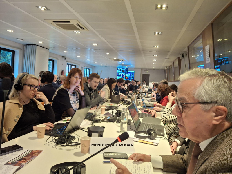 O presidente da Confederação dos Agricultores de Portugal participou ontem, em Bruxelas, no Praesidium do COPA – Comité das Organizações Profissionais Agrícolas, onde teve a oportunidade de partilhar com a comissária europeia do Ambiente, Resiliência Hídrica e Economia Circular, Jessika Roswall, a realidade da agricultura portuguesa em matéria de gestão dos impactos das alterações climáticas e da gestão dos recursos hídricos. Álvaro Mendonça e Moura apresentou uma breve caracterização do problema em Portugal, sublinhando que a redução da precipitação, aliada à sua concentração em períodos curtos, tem causado graves impactos na agricultura e na gestão sustentável da água.

O presidente da CAP aproveitou a ocasião para dirigir à comissária a seguinte questão: “durante o seu mandato, irá rever os regulamentos que impedem os agricultores e os Estados-Membros de desenvolverem infraestruturas para o aprovisionamento de água? Atualmente, a maior parte da água da chuva escoa para o mar, sem ser retida para utilização nos períodos de maior necessidade.”

A comissária Jessika Roswall respondeu que “durante o seu mandato está aberta ao diálogo e a rever todas as regras que não estejam em vigor por boas razões”, permitindo ao presidente da CAP retorquir que “as regras existentes foram criadas e estão em vigor por boas razões.” Mendonça e Moura sublinhou que “há regras que existem e estão lá, mas não por boas razões, pois apenas dificultam a vida dos agricultores e dos Estados-Membros.”

Com mais uma tomada de posição junto de elementos do Colégio de Comissários, a CAP assegura que continuará a defender os interesses dos agricultores portugueses, promovendo o diálogo com as instituições europeias para garantir que as políticas e regulamentos sejam ajustados às realidades e necessidades do setor agrícola, especialmente no contexto das alterações climáticas e da gestão sustentável dos recursos hídricos.

Fonte: CAP, 20/02/2025