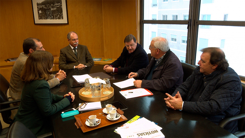 
	Após 2 meses de negociações a CAP chegou no dia 30 de Janeiro, a um acordo final com o SETAAB - Sindicato Nacional dos Trabalhadores da Agricultura, Florestas, Pesca, Turismo, Indústria Alimentar, Bebidas e Afins, para a revisão da tabela salarial da Convenção Coletiva de Trabalho entre ambas as partes celebrada em 2018.

Os valores salariais acordados que passarão a aplicar-se a partir de 1 de Fevereiro de 2019, são os que constam das Tabelas abaixo (Remunerações Mensais e Diárias) e que começam no valor de 605,00 euros.

Para além da atualização das remunerações foram incluídas na tabela novas categorias tais como a de Técnico Superior, Adegueiro, Encarregado de Armazém e Calibrador de Ovos.
	
	O subsídio de refeição foi atualizado para €4,40/dia e as diuturnidades para 9,20 euros.


	


&nbsp;TABELA DE REMUNERAÇÕES MÍNIMAS MENSAIS


	
		
			

				NÍVEIS
			
			

				CATEGORIAS PROFISSIONAIS
			
			

				REMUNERAÇÕES MÍNIMAS MENSAIS
			
		
		
			

				1
			
			Técnico(a) Superior
				
			
			

				750,00
			
		
		
			

				2
			
			Técnico(a): &nbsp;Produção Agropecuária, Máquinas Florestais, Viticultura, Recursos Florestais e Ambientais,
				Jardinagem e Espaços Verdes, Gestão Equina, Qualidade, Administrativo, Manutenção;
				Encarregado(a) de Exploração
				
			
			

				723,00
			
		
		
			

				3
			
			Encarregado(a) de Armazém,
				Operador(a): &nbsp;Agrícola, Florestal, Pecuária, Apícola, Rega, Jardinagem, Máquinas Agrícolas
				Motosserrista
				Assistente Administrativo(a)
				Tratador(a)/Desbastador(a) de Equinos
				Tratador(a) de Animais em cativeiro
				Pastor(a)
				
			
			

				673,00
			
		
		
			

				4
			
			Rececionista
				Telefonista
				Aplicador(a) de Produtos Fitofarmacêuticos e Adubos
				Operador(a) de Armazém
				Vendedor(a)
				Motorista
				
			
			

				623,00
			
		
		
			

				5
			
			Calibrador(a) de Ovos
				Trabalhador(a) Agrícola
				Trabalhador(a) Avícola
				Jardineiro
				Ajudante de Armazém
				Estagiário(a)
				
			
			

				605,00
			
		
	



	


TABELA DE REMUNERAÇÃO MÍNIMA DIÁRIA – TRABALHO SAZONAL (a)


	
		
			

				Categorias
			
			

				Vencimento Hora
			
			

				Proporcional de

				Férias

				Hora
			
			

				Proporcional de

				Subsídio Férias

				Hora
			
			

				Proporcional de

				Subsídio Natal

				Hora
			
			

				Vencimento por Hora

				com Proporcionais
			
			

				Vencimento por Dia

				com

				Proporcionais
			
		
		
			

				Nível 3
			
			

				3,90
			
			

				0,55
			
			

				0,55
			
			

				0,55
			
			

				5,55
			
			

				44,40
			
		
		
			

				Nível 4
			
			

				3,70
			
			

				0,45
			
			

				0,45
			
			

				0,45
			
			

				5,05
			
			

				40,40
			
		
		
			

				Nível 5
			
			

				3,50
			
			

				0,35
			
			

				0,35
			
			

				0,35
			
			

				4,55
			
			

				36,40
			
		
	


(a)A Remuneração Mínima Diária aqui prevista não se aplica ao Trabalhador Avícola previsto neste CCT.


	
